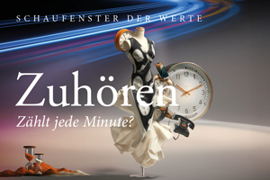 farbiger Hintergrund links ein kleiner Haufen Sand in Weiß und Orang 2 Sanduhren mit dem Sand als Inhalt davor. Rechts ein runder Wecker, eine altes schwarzes Telefon  eine Büste mir Abendkleid Hinter der Schulter noch eine Uhr