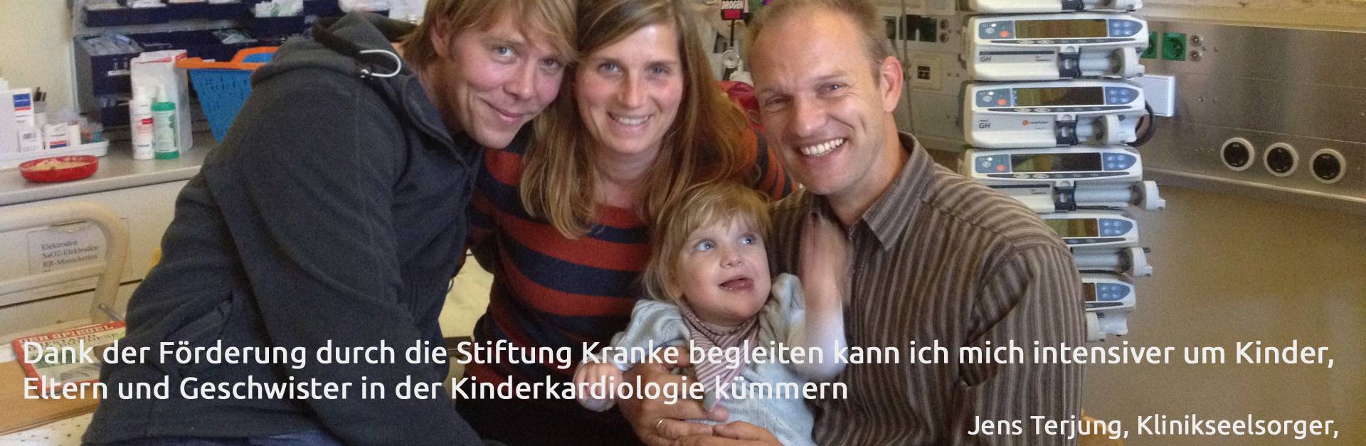 Jes Terjung mit kleiner Patientin und deren Eltern